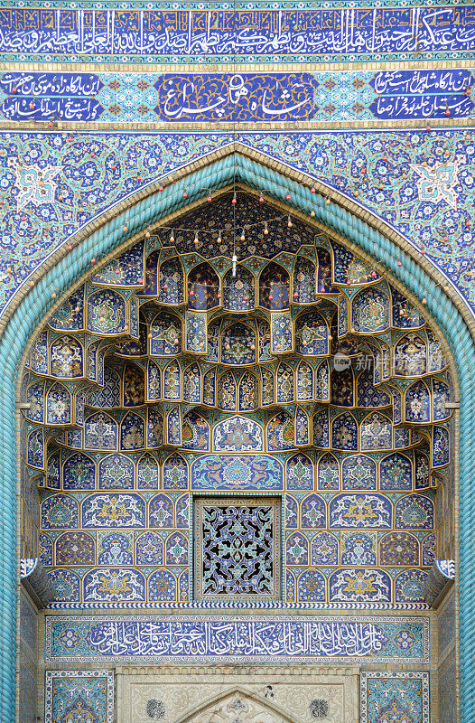 伊朗设拉子Shah Cheragh的门屋檐